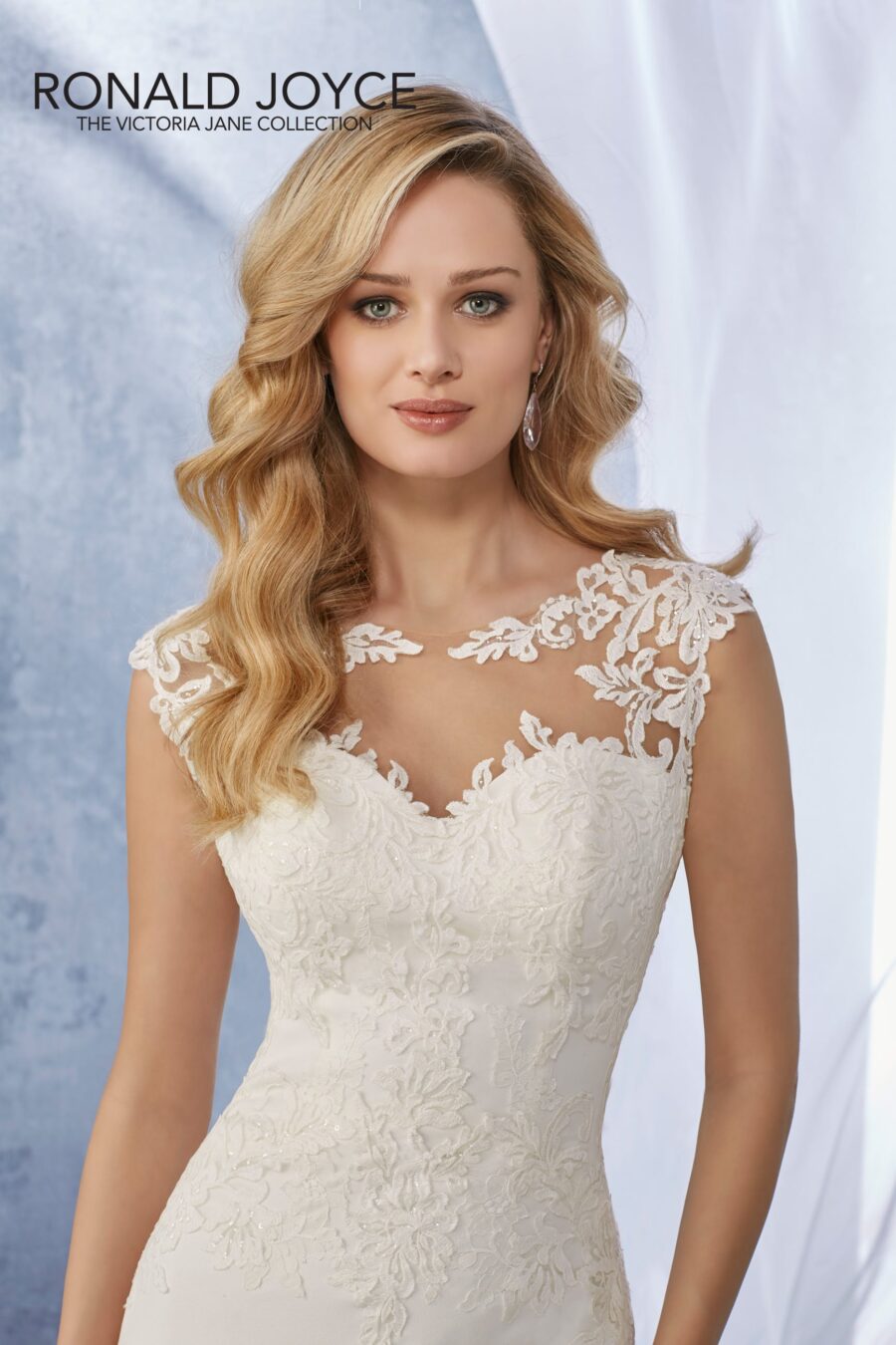 A slim fitting lace and crepe dress 18057