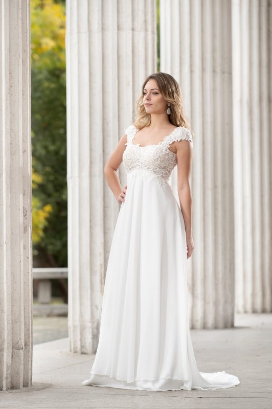 Abito da sposa stile impero con gonna in chiffon e corpetto ricamato