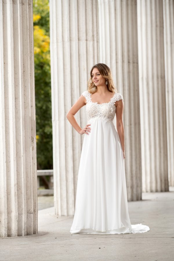 Abito da sposa stile impero in chiffon , corpetto con spalline omerali in pizzo ricamato