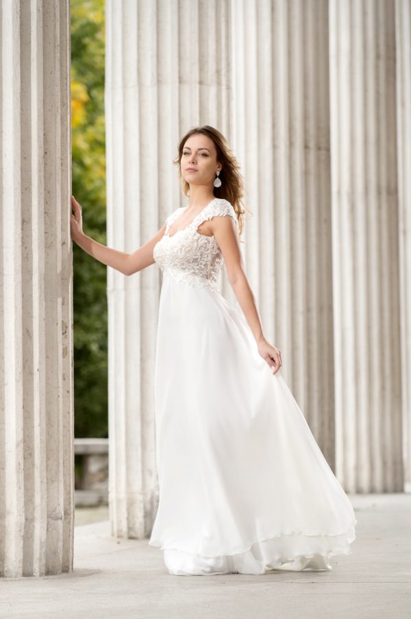 Abito da sposa stile impero in chiffon , corpetto con spalline omerali in pizzo ricamato