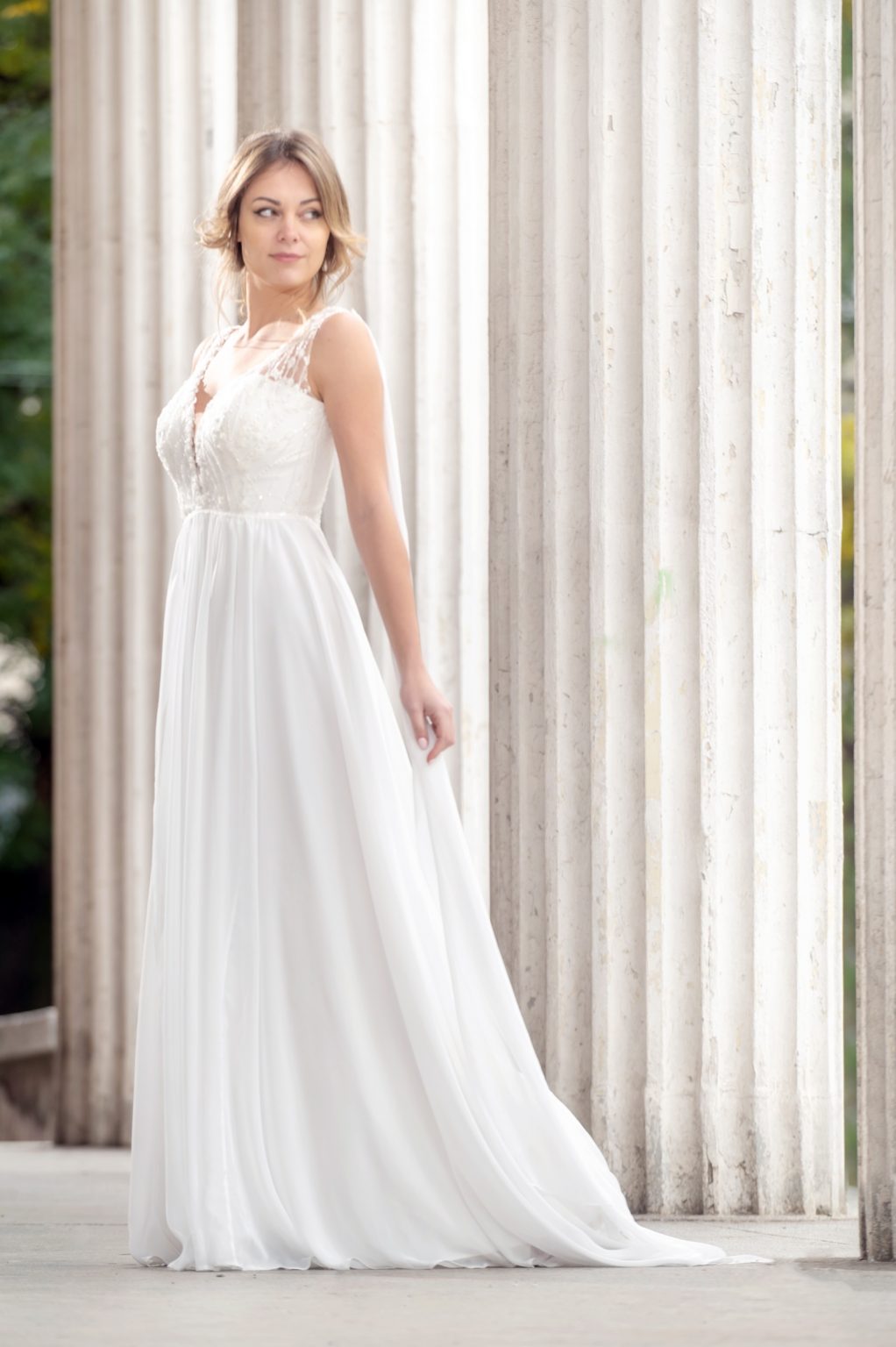 Leggero abito da sposa in chiffon , corpetto in n pizzo ricamato e gonna con spacco