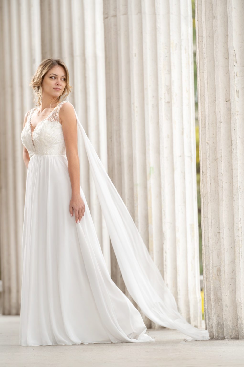 Leggero abito da sposa in chiffon , corpetto in n pizzo ricamato e gonna con spacco