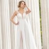 Leggero abito da sposa in chiffon , corpetto in n pizzo ricamato e gonna con spacco