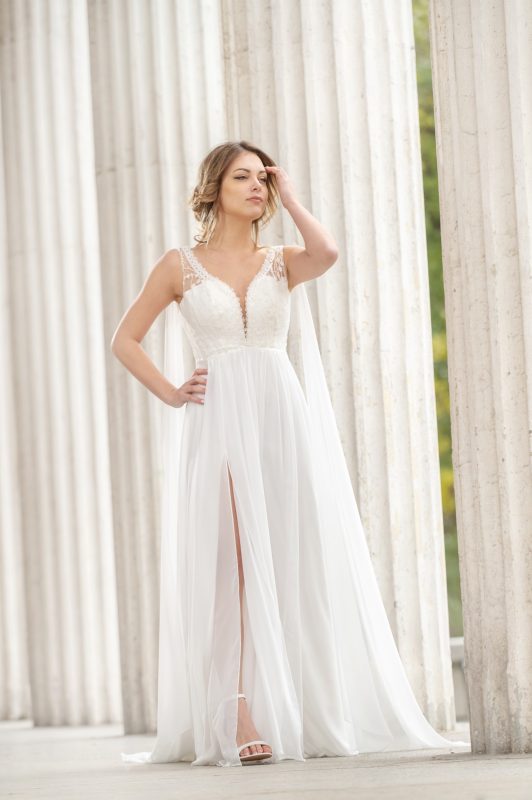 Leggero abito da sposa in chiffon , corpetto in n pizzo ricamato e gonna con spacco