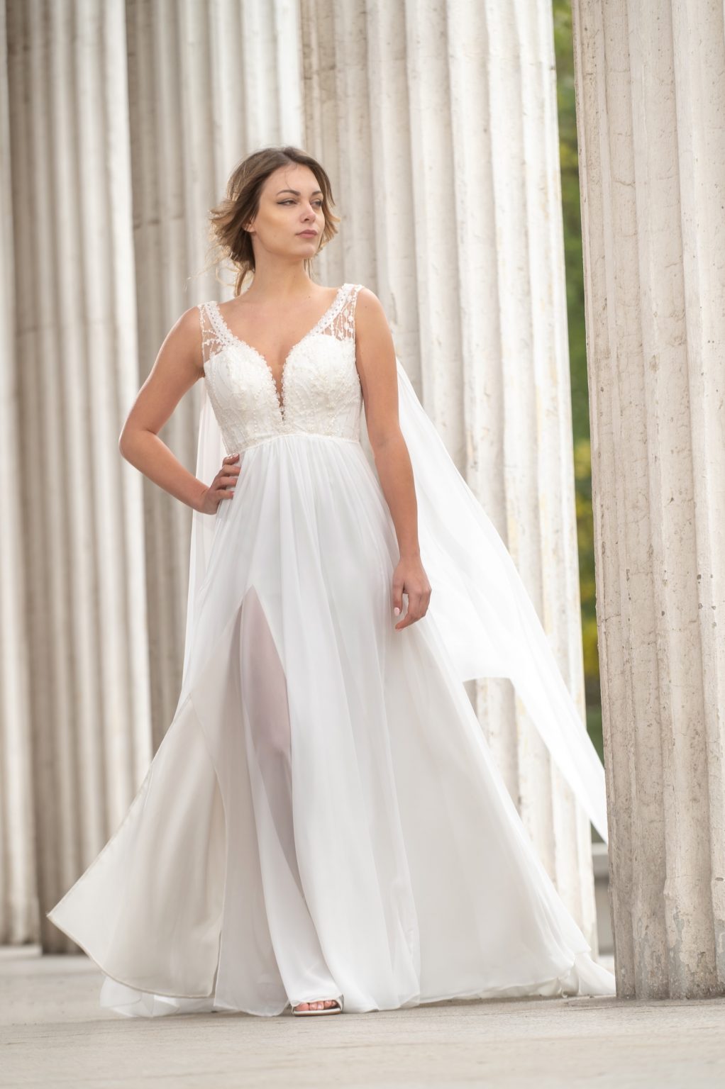 Leggero abito da sposa in chiffon , corpetto in n pizzo ricamato e gonna con spacco