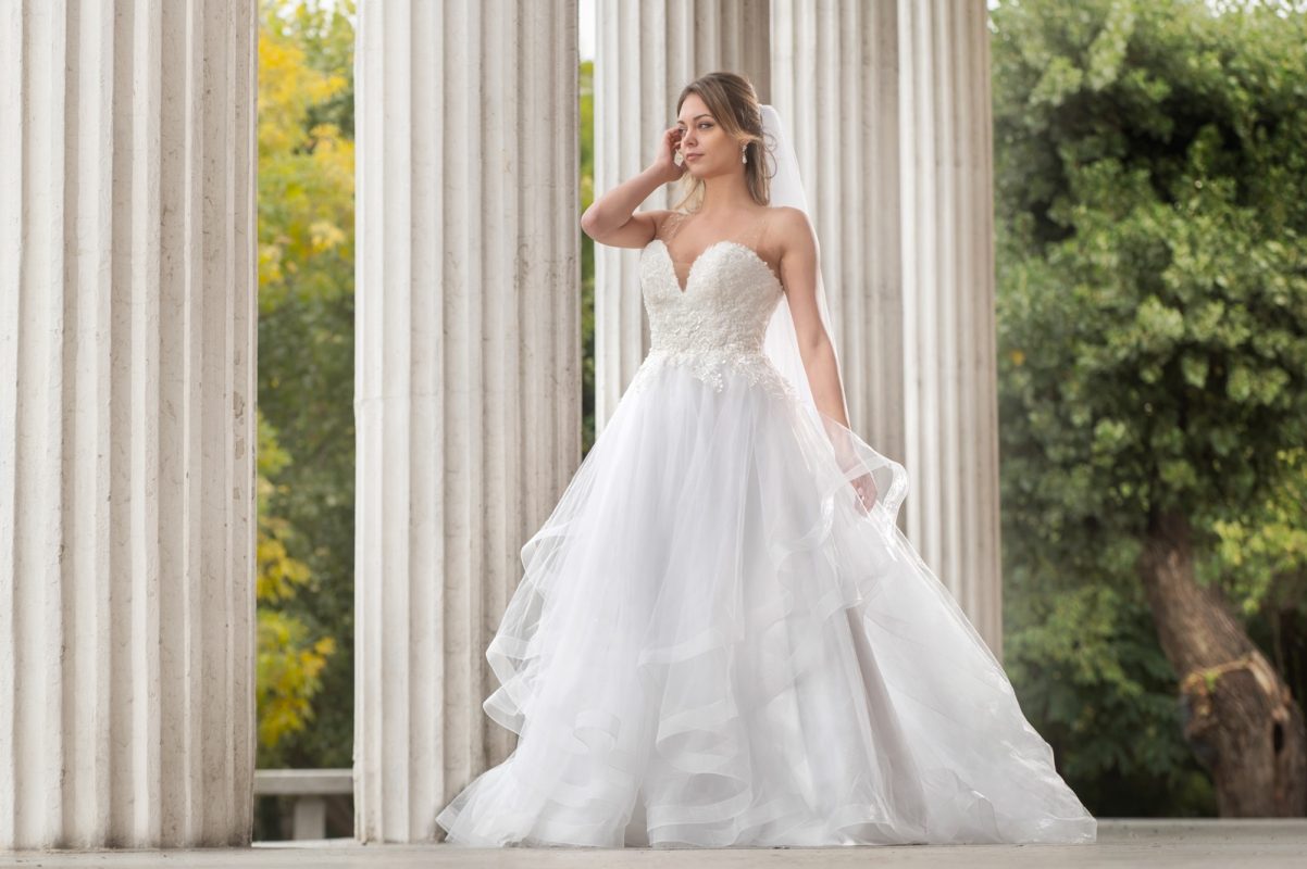 Abito da sposa con corpetto ricamato senza spalline e scollo a cuore, gonna in tulle a balze