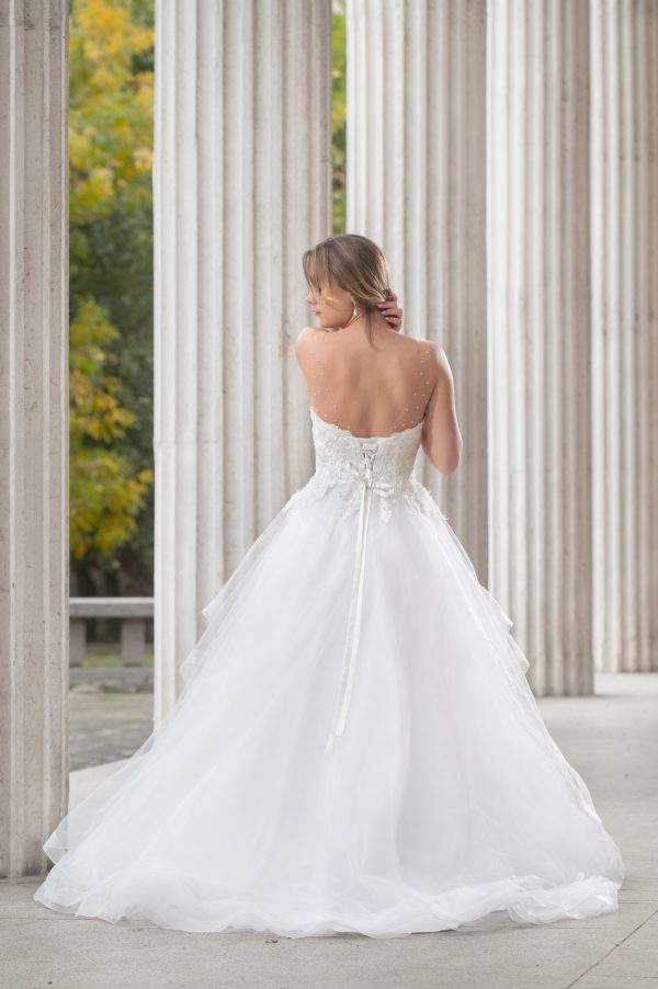 Abito da sposa con corpetto ricamato senza spalline e scollo a cuore, gonna in tulle a balze