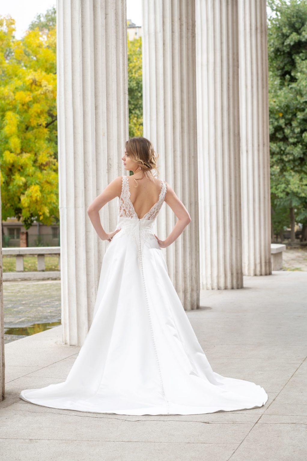 abito da sposa in raso , taglio a redingote, schiena e decorazioni in pizzo ricamato di perle e cristalli